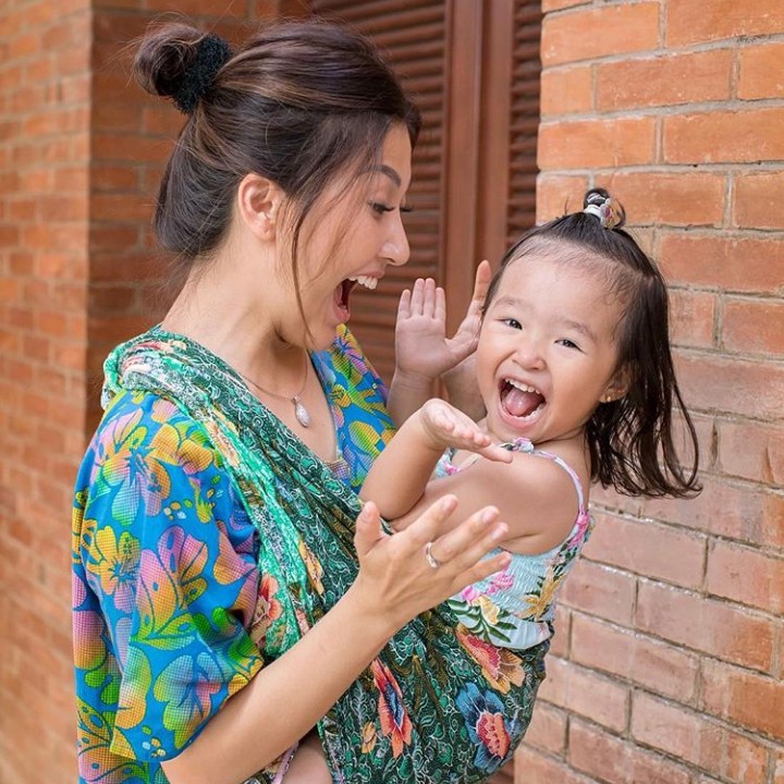 <p>Aktivitas menggendong pakai jarit juga sudah bisa bikin Thalia dan Sarwendah senang. (Foto: Instagram @sarwendah29)</p>