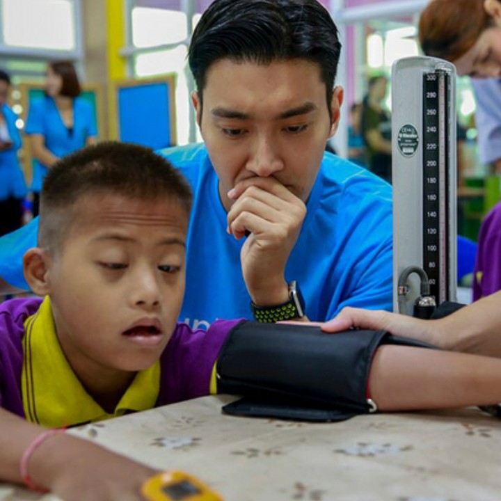 <p>Tahun ini Siwon kembali jadi relawan UNICEF. Dia baru saja mendatangi anak-anak berkebutuhan khusus di Thailand. (Foto: Instagram/siwonchoi)</p>