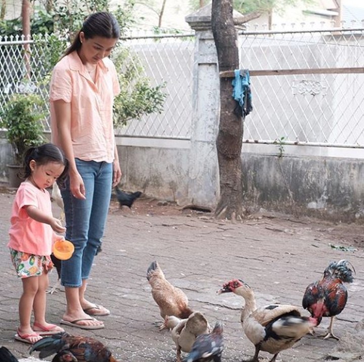 <p>Memberi makan ayam milik tetangga. Simpel, tapi menyenangkan dan bikin happy. (Foto: Instagram @sarwendah29)</p>