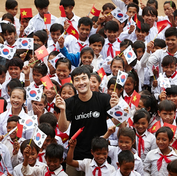 <p>Beberapa hari setelah menyelesaikan wajib militer (wamil), agensinya SM Entertainment mengumumkan Siwon kembali terlibat dalam aksi sosial untuk United Children Children's Fund (UNICEF) di Vietnam. (Foto: Instagram/siwonchoi)</p>