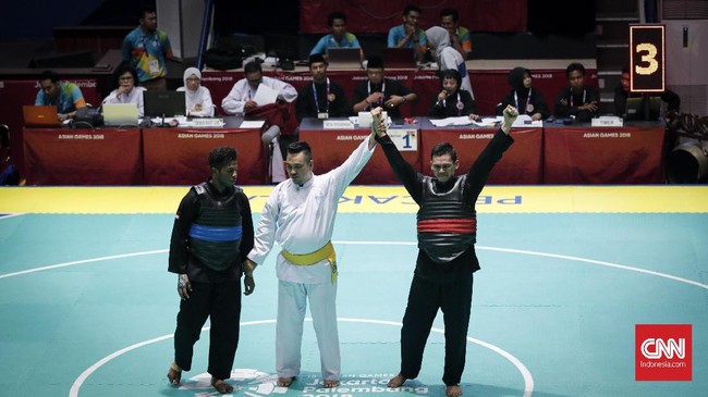 Pencak silat menambah dua medali emas Asian Games 2018 dari nomor tarung dan membuat total Indonesia kini mengoleksi 17 medali emas.