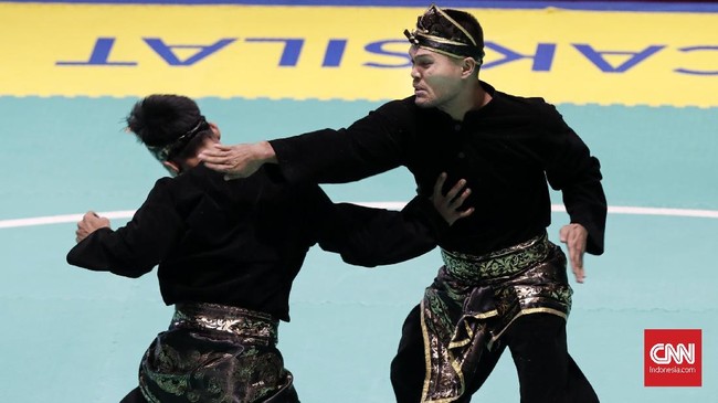 Tim pesilat Indonesia Yola Primadona Jampil dan Hendy tampil dalam babak final ganda putra pencak silat seni Asian Games 2018 di Padepokan Pencak Silat Taman Mini Indonesia Indah (TMII), Jakarta, Senin (27/8). CNNIndonesia/Safir Makki