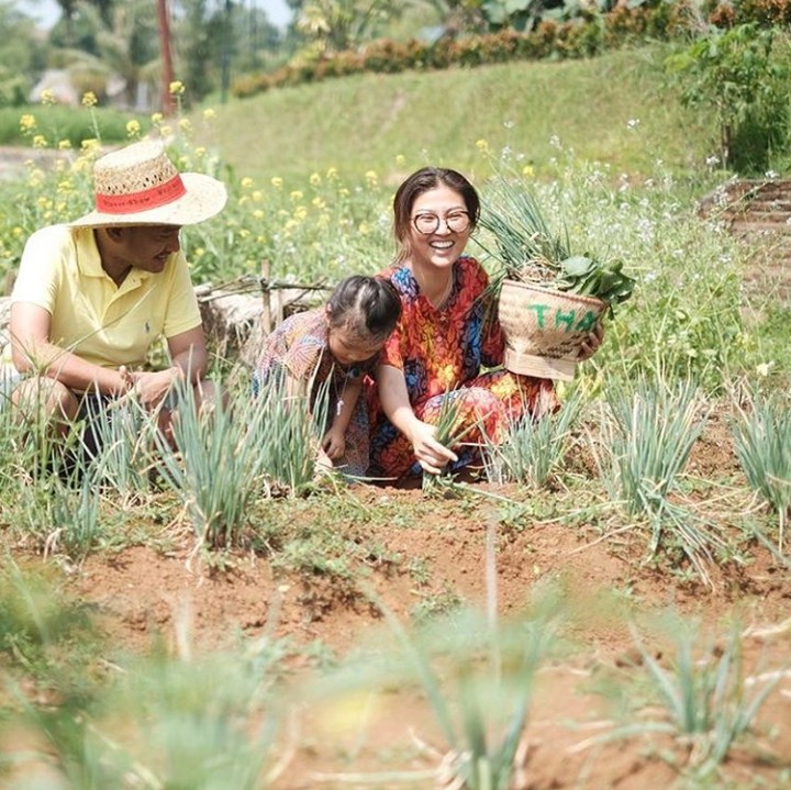 <p>Horee berkebun bersama... (Foto: Instagram @sarwendah29)</p>