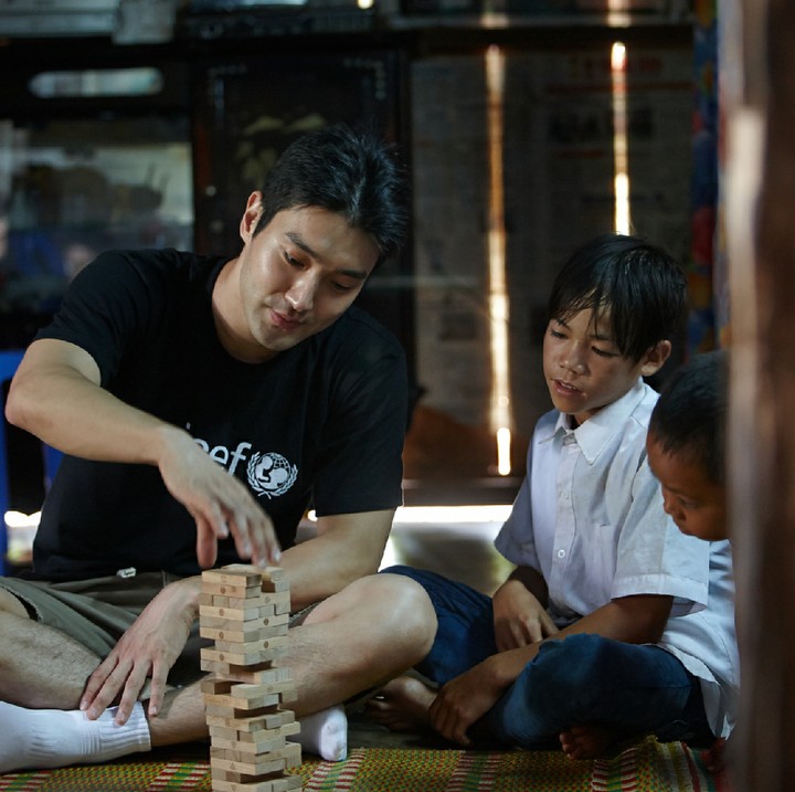 <p>Main UNO stacko bareng anak-anak seru juga. (Foto: Instagram/siwonchoi)</p>