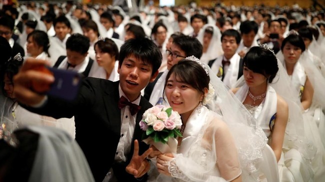 FOTO: 3.000 Pasang 'Oppa-Eonni' Menikah Massal di Korea