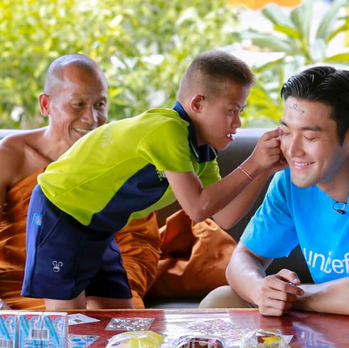 <p>Sabarnya Siwon saat bersama anak. Hmm, sepertinya Siwon dah siap jadi ayah nih. (Foto: Instagram/siwonchoi)</p>