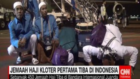 Jemaah Haji Kloter Pertama Tiba di Surabaya
