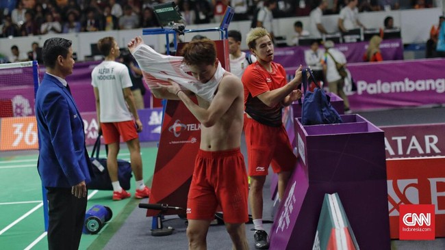 Presiden Jokowi memberikan ucapan selamat usai Fajar/Rian menjadi juara Denmark Open 2022 dan tetap menguatkan Kevin Sanjaya/Marcus Gideon yang kalah di final.