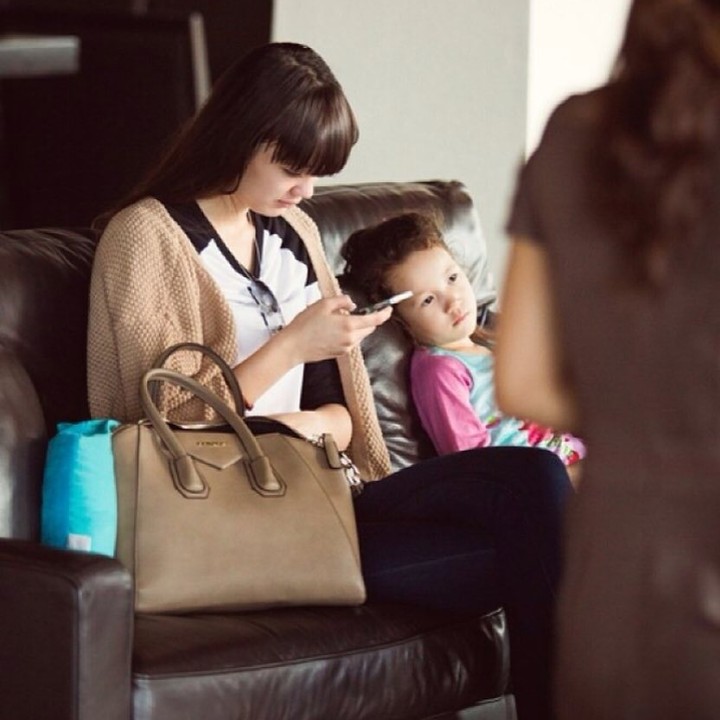 <p>Saat duduk bersebelahan dengan seorang gadis kecil. Sepertinya si gadis kecil sedang kelalahan nih. (Foto: Instagram @altynbekova_20)</p>