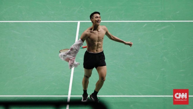 Netizen banjiri linimasa dengan eluan atas kemenangan Jonathan Christie raih emas dan aksi membuka baju yang membuat para fans wanita histeris.
