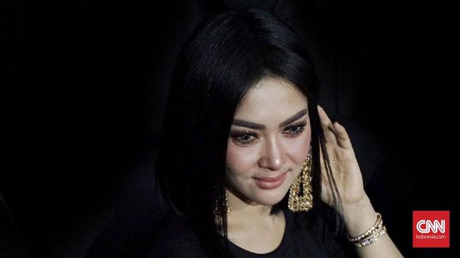 Prof. Dr. KH. Nasarudiin Umar dan KH Quraish Shihab terlihat berfoto bersama ayah Reino Barrack, pria yang disebut akan menikahi Syahrini di masjid di Jepang.