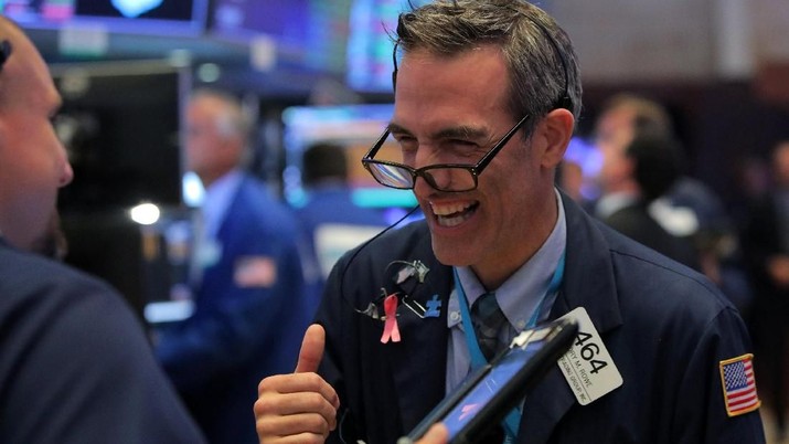 Traders work on the floor at the New York Stock Exchange (NYSE) at the end of the day's trading in Manhattan, New York, U.S., August 27, 2018. REUTERS/Andrew Kelly