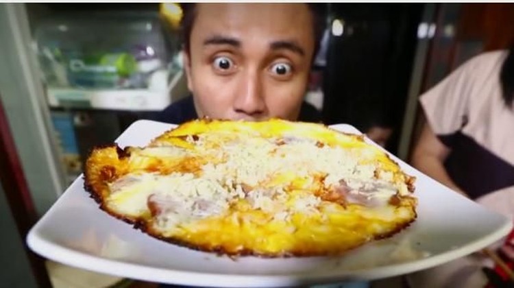 Pesulap Denny Darko memperkenalkan resep pizza kentang.