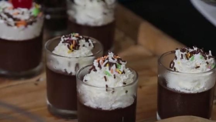 Puding merupakan makanan yang umumnya disukai anak-anak. Yuk membuat silky pudding ala Chef Aiko.