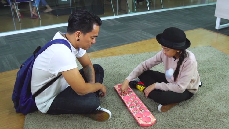 Penyanyi cilik Zara Leola ditantang main permainan tradisional congklak. Dia pun beradu taktik dengan sang ayah, Enda 'Ungu'.