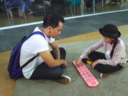 Keseruan Zara Leola Main Congklak Bareng sang Ayah, Enda 'Ungu'