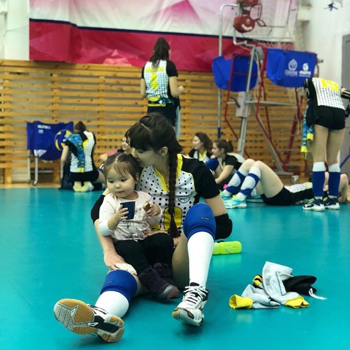 <p>Siapa nih bocah menggemaskan yang dipangku Sabina Altynbekova? (Foto: Instagram @altynbekova_20)</p>