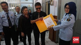 Senyum Pollycarpus Mengembang saat Keluar Penjara