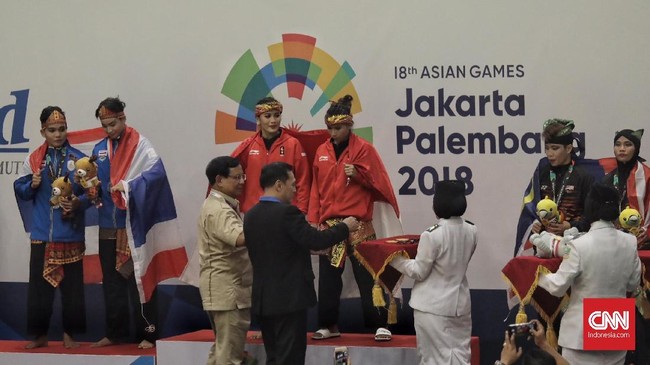 Bakal calon presiden Republik Indonesia dan Ketua Umum IPSI Prabowo Subianto ikut mengalungi medali emas Indonesia dari pencak silat.