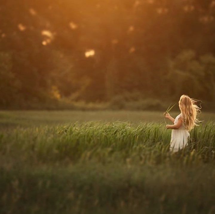 <p>Danielle adalah ibu tiga anak yang ingin putra-putrinya belajar kehidupan dari alam. Lihat deh, si kecil kelihatan damai banget ya. (Foto: Instagram @littlefarmphotography)</p>