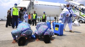FOTO : Kloter Pertama Jemaah Haji Kembali dari Tanah Suci