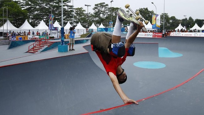 Panasnya Kota Palembang tidak menyurutkan semangat atlet untuk melakoni final skateboard di Jakabaring Sport City.