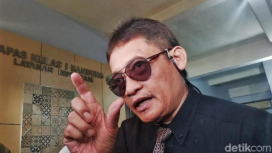 Terpidana kasus pembunuhan aktivis HAM Munir, Pollycarpus Budihari Prijanto mendatangi Balai Pemasyarakatan (Bapas) Bandung, Jalan Ibrahim Adjie, Kota Bandung, untuk mengambil surat bebas murni, Rabu (29/8/2018). Dia datang dengan ditemani istrinya.