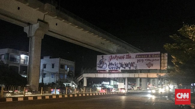 Demokrat dan Gerindra menuding Jokowi mencuri start kampanye dengan memasang papan reklame bertuliskan 'Jokowi itu keren & gaul, #2019TetapJokowi'