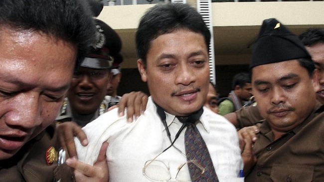 Pollycarpus mengakui sempat diajak bergabung ke partai politik, namun dia menegaskan hanya ingin kembali aktif bekerja di dunia penerbangan.