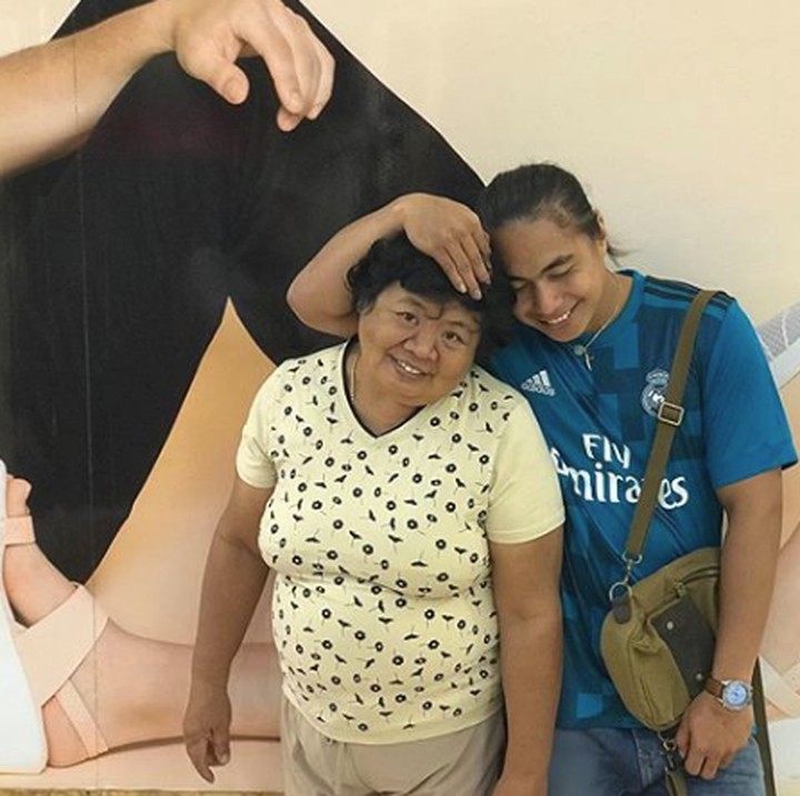 <p>Atlet voli Indonesia Aprilia Manganang atau yang akarab disapa Lirpa ini dekat banget dengan mamanya. (Foto: Instagram @manganang)</p>