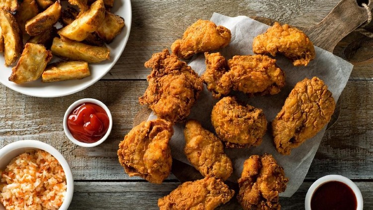 Ayam Goreng Khas Amerika yang Populer Delicious homemade crispy fried chicken with taters and coleslaw.