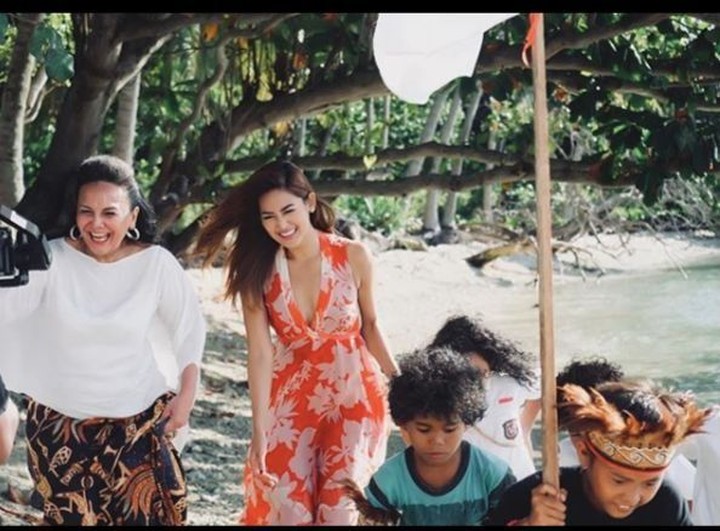 Foto-foto Keseruan Maria Selena Saat Bersama Anak-anak