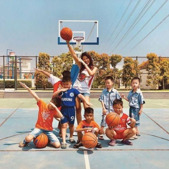 <p>Usai main basket bareng anak-anak, saatnya foto bareng dengan gaya cihui. (Foto: Instagram @mariaselena_)</p>