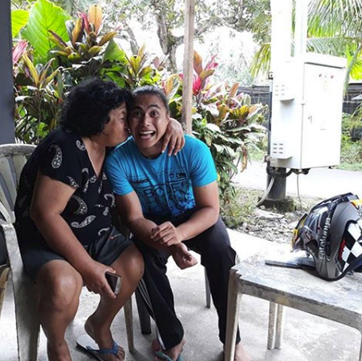 <p>Meski gahar di lapangan, Lirpa tetaplah anak mama ketika di rumah. He-he-he. (Foto: Instagram @manganang)</p>