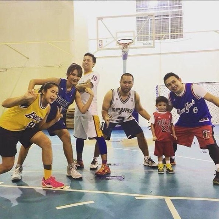 <p>Salah satu momen ketika Maria Selena bermain basket. Eh ada pebasket cilik juga tuh. (Foto: Instagram @mariaselena_)</p>