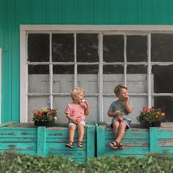 <p>Walaupun duduk di atas kotak kayu kakak dan adik ini happy banget. (Foto: Instagram @littlefarmphotography)</p>
