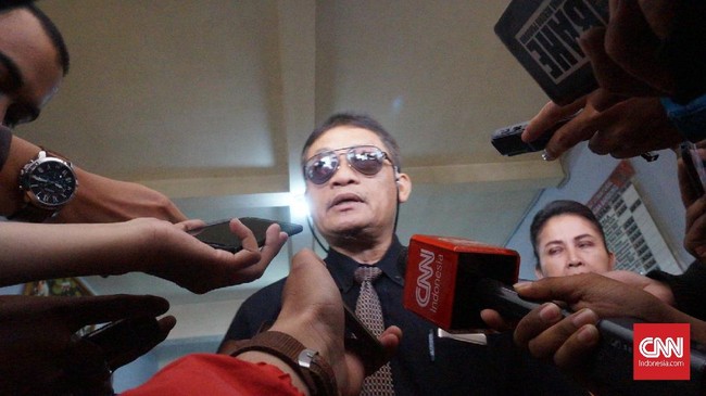 Pollycarpus berkata tuduhan kepadanya adalah meracuni Munir dengan racun arsenik yang dibubuhkan pada orange jus, tapi dalam vonis, racun disebut di mie goreng.