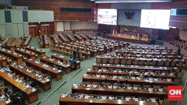 Berdasarkan catatan Formappi sebanyak 529 caleg DPR pertahana dari total 569 anggota DPR periode 2014-2019 caleg kembali maju di Pileg 2019.