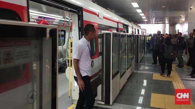 Presiden Joko Widodo tengah mengkaji pembentukan sebuah lembaga baru yang akan mengomando pengelolaan sistem transportasi terintegrasi di Jabodetabek.