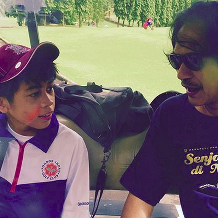 <p>Opa Ray sering lho menemani Ramiza saat ikut turnamen golf. (Foto: Instagram/ @raysahetapy)  </p>