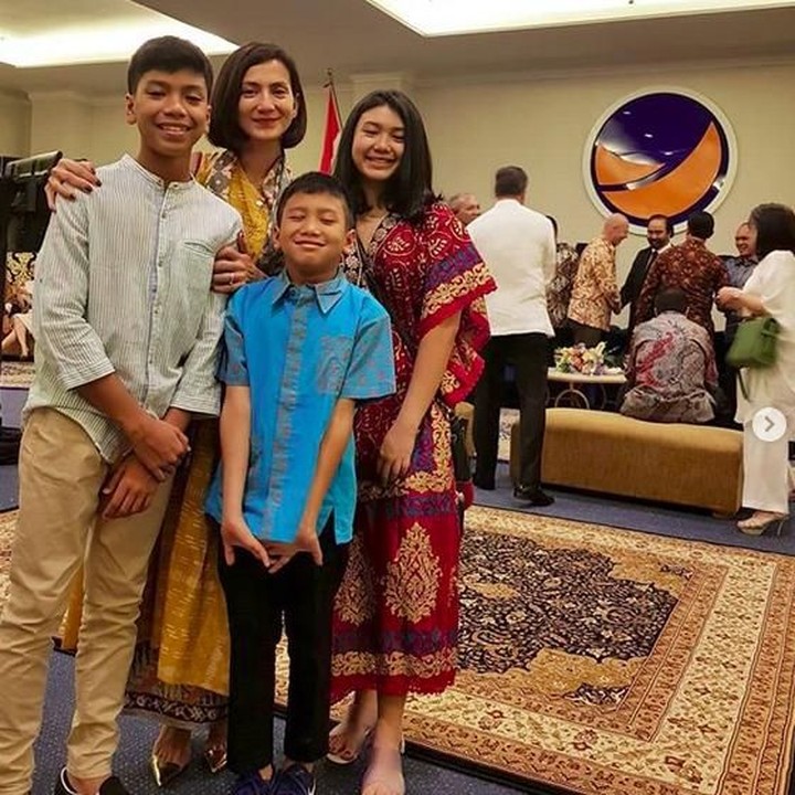<p>Wanda mendatangi open house keluarga besar suatu partai. Wanda saat ini merupakan caleg. (Foto: Instagram @wanda_hamidah) <br /><br /></p>