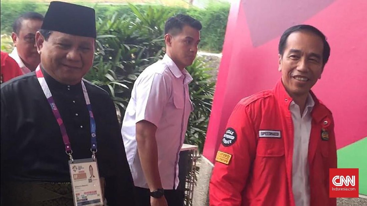 FOTO: Pelukan Hangat Jokowi-Prabowo di Padepokan Silat