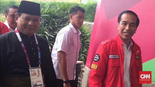 Prabowo menjemput Jokowi saat datang di Padepokan Pencak Silat di Taman Mini Indonesia Indah.