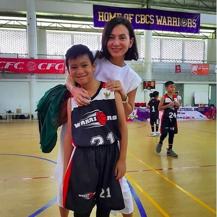 <p>Wanda juga menyetiri anaknya, Rashad, dari pernikahannya dengan Cyril Raoul Hakim. Luar biasa perjuangan Wanda dan anaknya juga menang pertandingan basket.  (Foto: Instagram @wanda_hamidah)</p>