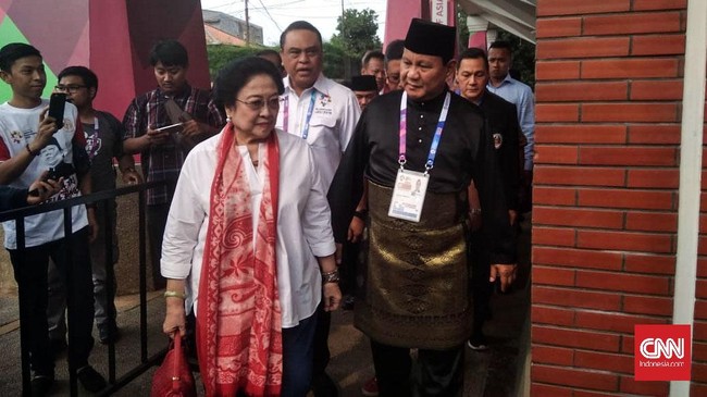Prabowo sempat lupa urutan Presiden RI saat menyinggung nama Megawati. Dia pun langsung ditepuk Megawati dan diingatkan dengan kalimat "Jangan lupa".