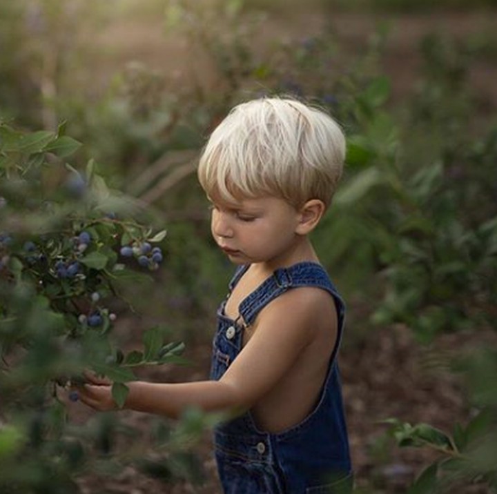 <p>Dari alam, Danielle yakin anak-anaknya bisa belajar berbagai hal.(Foto: Instagram @littlefarmphotography)</p>