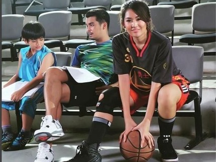 Foto-foto Keseruan Maria Selena Saat Bersama Anak-anak