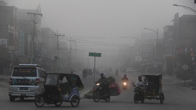 Kota Pekanbaru, Riau, pada Kamis (25/7) pagi disergap kabut asap yang diduga akibat kebakaran hutan dan lahan. Kabut membuat jarak pandang terbatas.