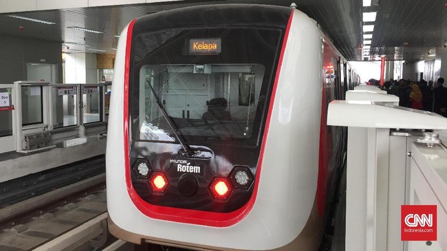 Anies Baswedan memberi catatan terkait LRT yaitu jarak antara gerbong kereta dengan peron masih kurang ramah untuk penyandang disabilitas.