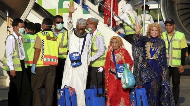 Gemerlap Pakaian Jemaah Haji Sulsel Saat Pulang ke Indonesia Jemaah haji asal Sulawesi Selatan selalu menjadi sorotan ketika pulang menunaikan ibadah haji karena tampilan yang berkilau.